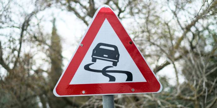 A sign featuring a graphic of a car, indicating traffic regulation.