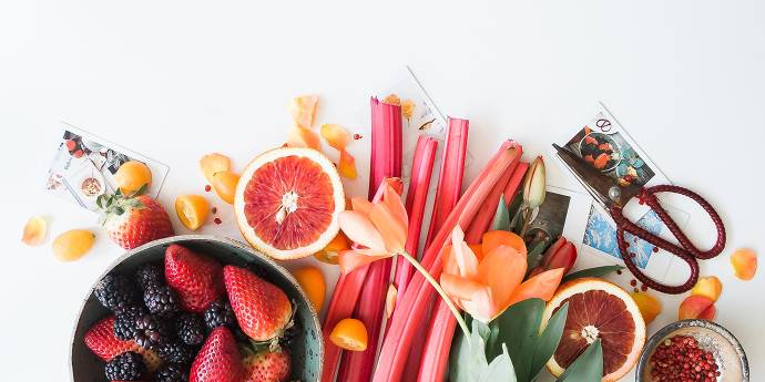 Fruit bowl and cut fruit on table